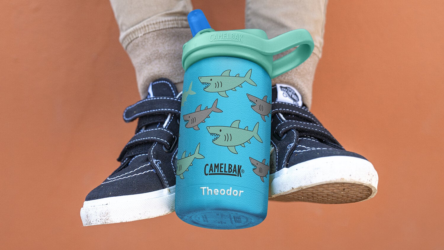 https://www.camelbak.no/pub_docs/files/camelbakkids3085_SchoolOfSharks.jpg